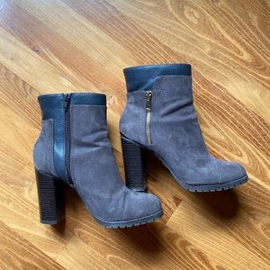 Juicy couture gray boots
